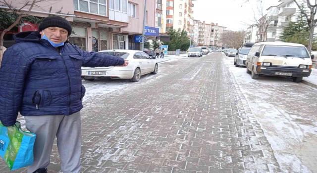 Bu yolda araçlar adeta zıplayarak geçiyor