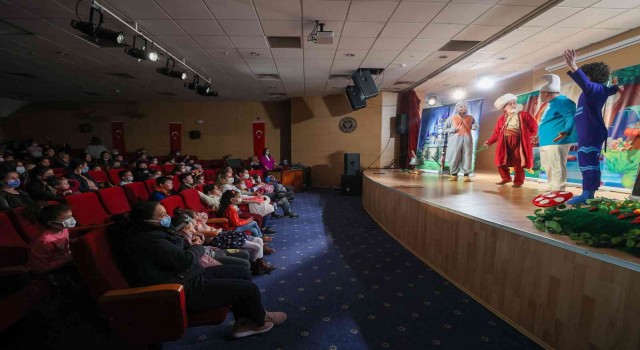 Bucalı çocuklar tiyatroya doydu