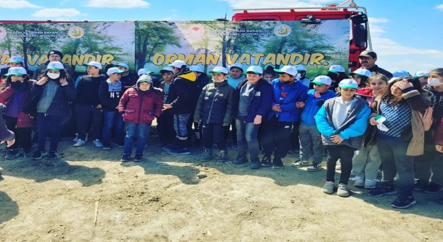 Buldanda öğrenciler 200 fidanı toprakla buluşturdu