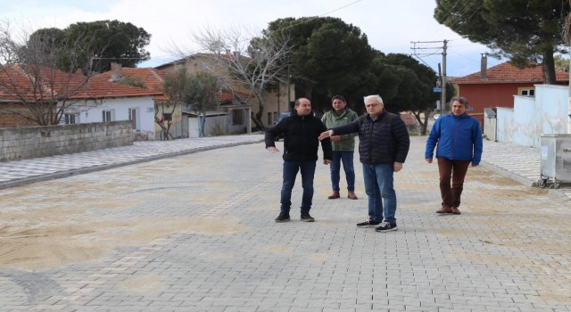 Burhaniyede bozulan yollar tamir ediliyor