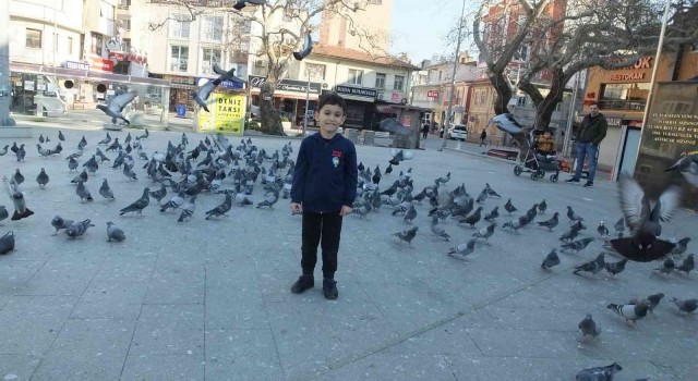Burhaniyede çocukların güvercin sevgisi