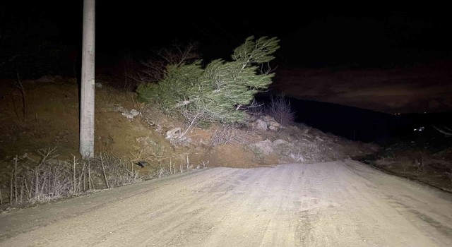 Bursada heyelan nedeniyle yol ulaşıma kapandı
