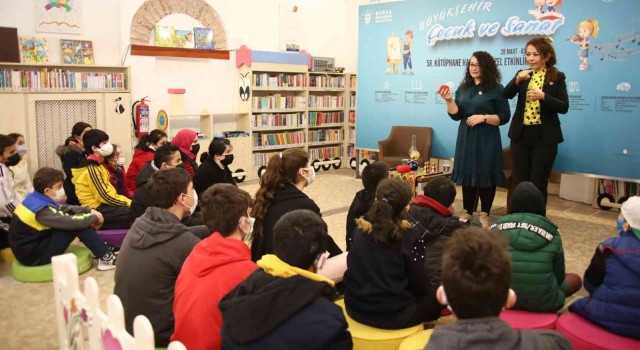 Bursada işitme engelli çocuklara işaret diliyle masal