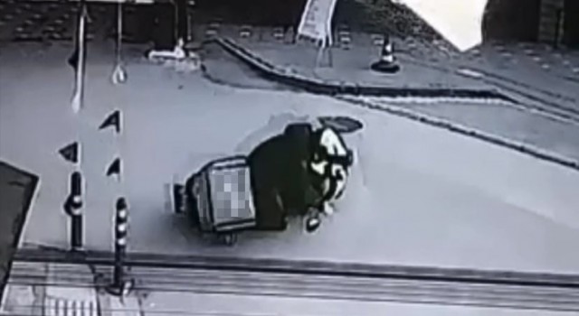 Bursada seyir halindeki motokurye dengesini kaybederek düştü