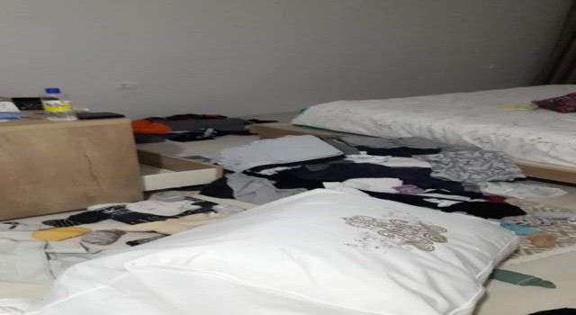 Büyükçekmecede cama tırmanarak eve giren hırsızlar cep telefonu kamerasında