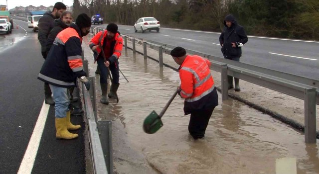 Büyükçekmecede İSKİ borusu patladı, göle dönen yol trafiğe kapandı