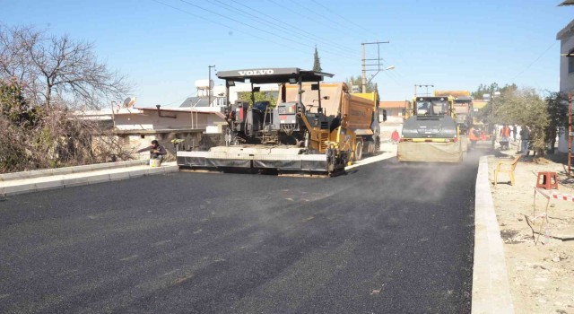 Büyükşehir Belediyesinin Tarsusta yol çalışmaları sürüyor