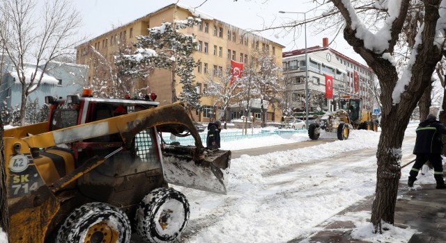 Büyükşehirin kar timleri kenti baştan aşağı kardan temizliyor