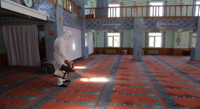 Çamelinde camilere Ramazan temizliği