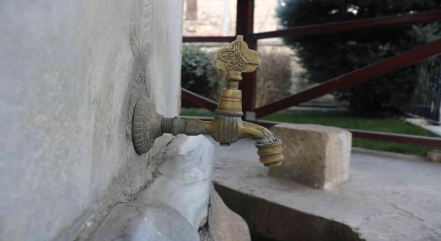 Cami musluklarını çaldılar