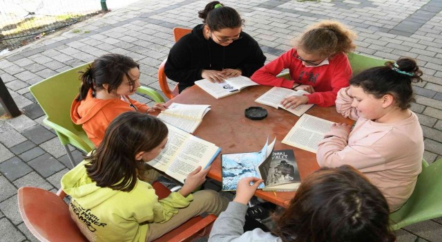 Çanakkalede öğrenci ve öğretmenler açık havada kitap okudu