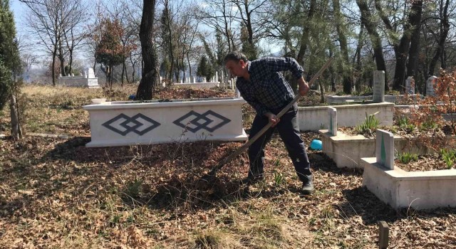 Çanda imece usulü köy mezarlığını temizlediler