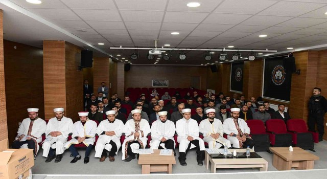 Çatakta imamlara cübbe giydirme merasimi