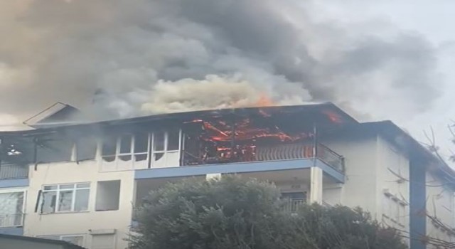 Çatı katında çıkan yangın paniğe neden oldu