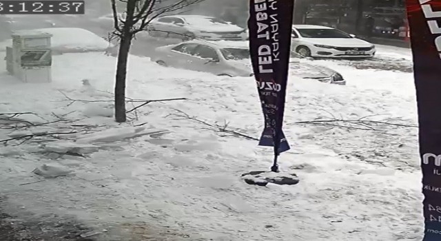 Çatıdan kar adeta çığ gibi düştü, araçlar tonlarca ağırlığındaki kar kütlesinin altında kaldı