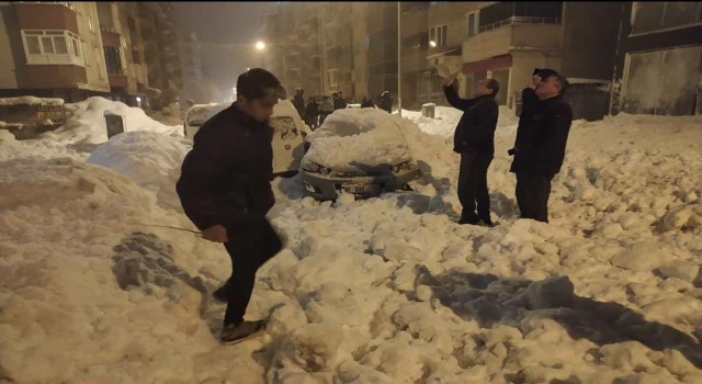 Çatışan düşen kar kütlesi 3 aracı kullanılamaz hale getirdi