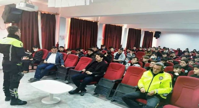 Çavdarhisarda lise öğrencilerine trafik güvenliği eğitimi