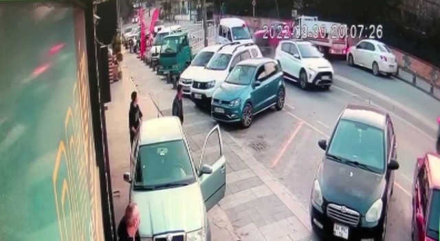 Çekmeköyde otomobil ile kamyonet kafa kafaya çarpıştı: 3 yaralı