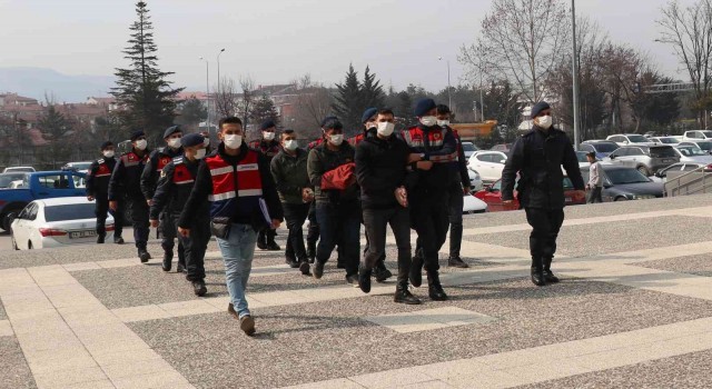 Cezaevlerindeki terör örgütü üyelerine finans sağlayan 7 kişi adliyeye sevk edildi