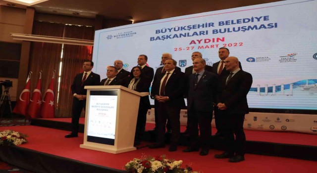 CHPli 11 büyükşehir belediye başkanı Kuşadasında buluştu