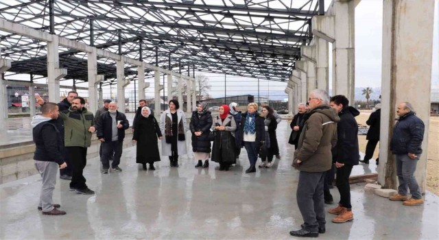 Çiftçiler, tıbbi ve aromatik bitkilerin işlendiği tesisleri gezdi