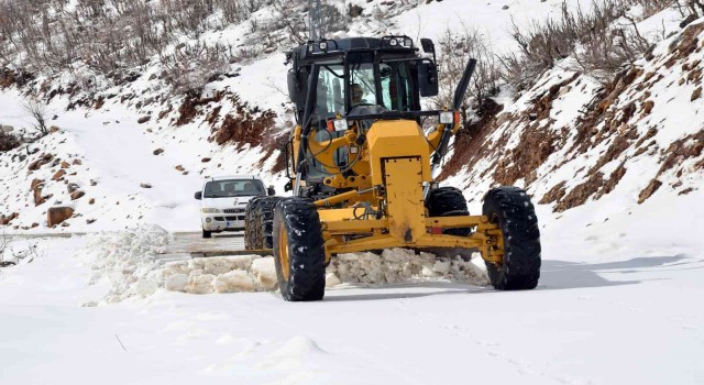 Çığ düşmesi sonucu kapanan Bayburt - Araklı kara yolu ulaşıma açıldı