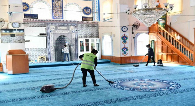 Çiğlideki camilerde Ramazan temizliği