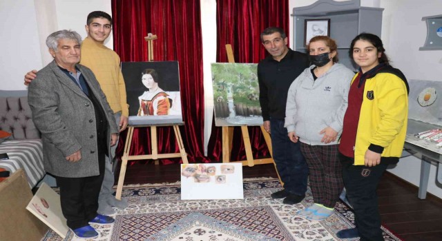 Çizimle başladı, sergi açmak için gün sayıyor
