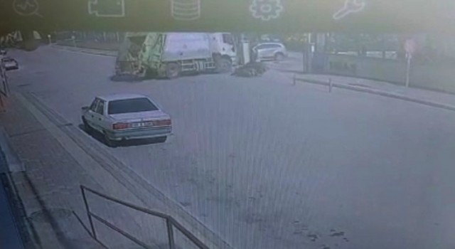 Çöp kamyonunun altında kalan motosikletli kurye hayatını kaybetti