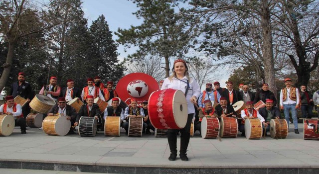 Çorumun ilk kadın davulcusu manilerle vatandaşları sahura uyandıracak