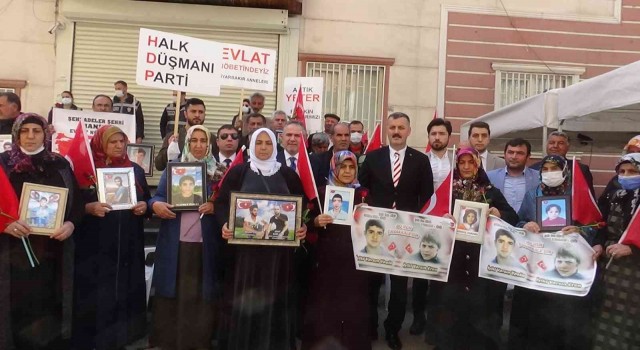 Cumhurbaşkanı Başdanışmanı Minder, evlat nöbetindeki ailelerle buluştu