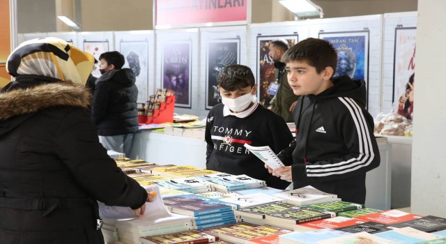 Darıcada kitap fuarı açılışına yoğun ilgi