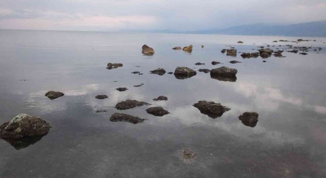 Deniz çekilince 2 bin 500 yıllık antik liman ortaya çıktı