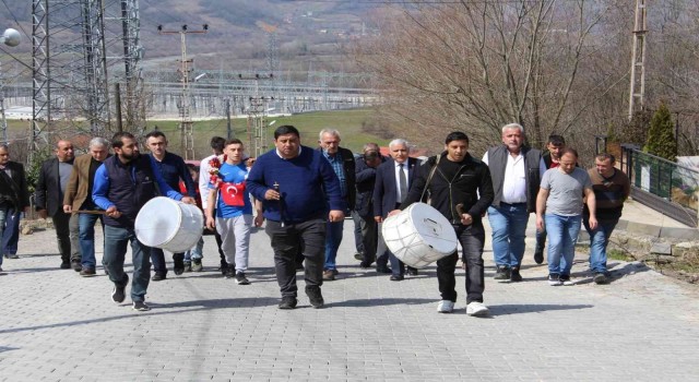 Dereceyle dönen sporcuya davullu karşılama