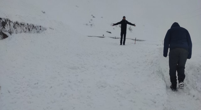 Derecikte dağcıların olduğu yola çığ düştü