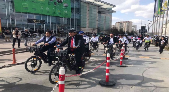 Dışişleri Bakan Yardımcısı Kaymakcı, EKO İKLİM Zirvesine bisikletle gitti