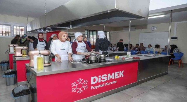 DİSMEK kursiyerleri jüri karşısında hünerlerini sergiledi