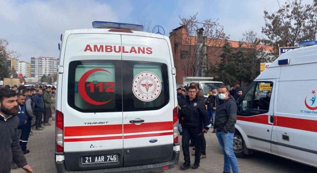 Diyarbakırda 3. Sanayi Sitesinde patlama meydana geldi. Olay yerine, UMKE, sağlık ve itfaiye ekipleri sevk edildi. Yaralılar olduğu belirtildi.