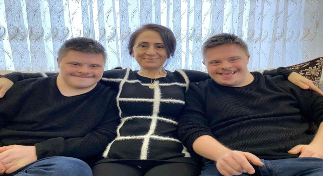 Down sendromlu çift yumurta ikizleri, gelişimleriyle herkese ilham oluyor