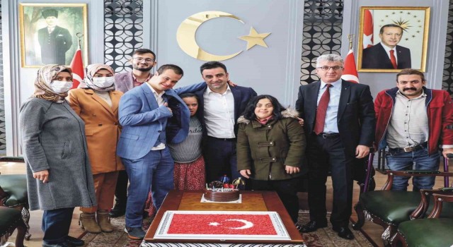 Down sendromlu öğrenciler kurum amirleriyle bir araya geldi