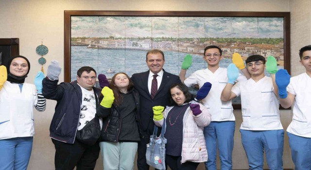 Down sendromuna renkli çoraplarla dikkat çektiler