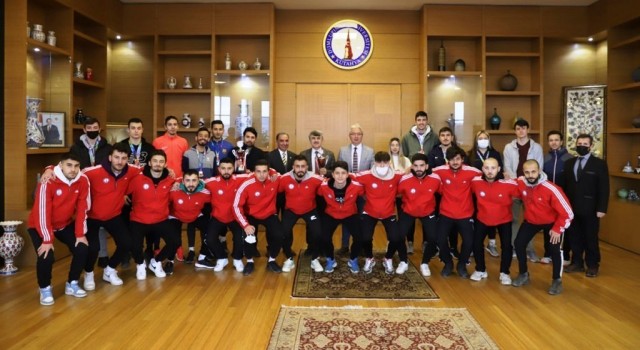 DPÜ atletizm ve futsal takımlarından Rektör Uysalaa ziyaret
