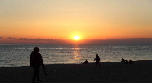 Dünyaca ünlü Damlataş Plajında gün batımını onlarca kişi izledi