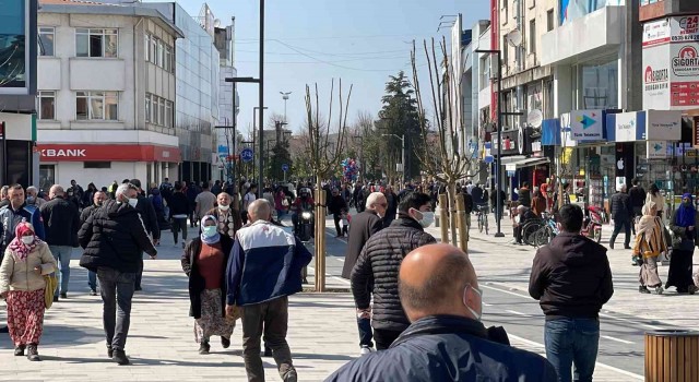 Düzcede sıcak havayı fırsat bilen vatandaşlar, caddelerde yoğunluk oluşturdu