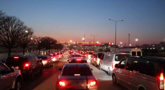 Edirnede alışverişten dönen Bulgarlar Kapıkulede uzun araç kuyruğu oluşturdu