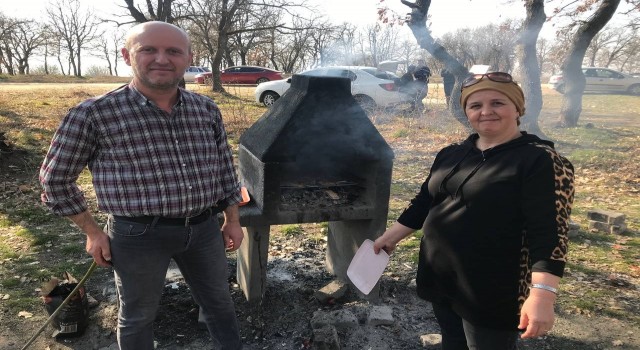 Edirnede havaların ısınmasıyla vatandaşlar piknik alanlarına koştu