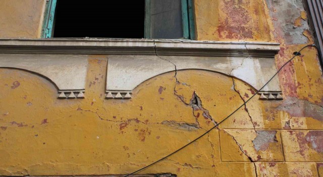 Efelerde sahipsiz kalan tarihi evler, tehlike saçıyor