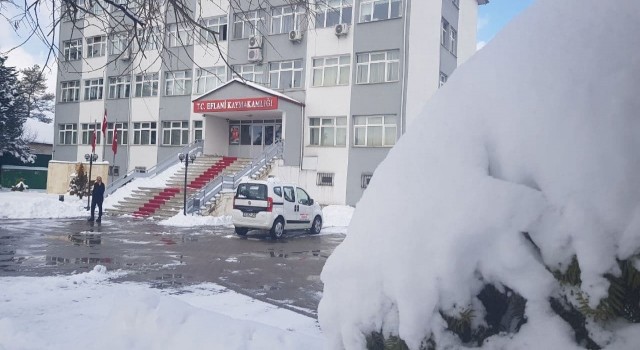 Eflanide kar nedeniyle okullar tatil edildi