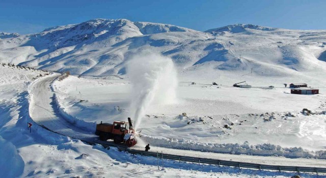 Elazığda 66 köy yolu açıldı, 6sında çalışmalar sürüyor
