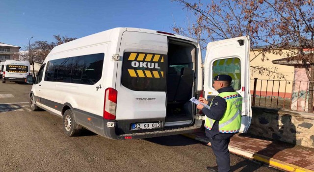 Elazığda jandarma ekipleri okul servis araçlarını denetledi